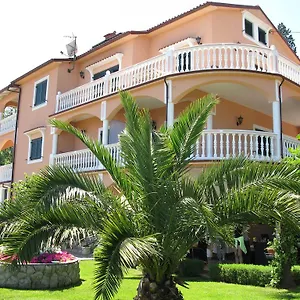https://bed-and-breakfast-villa-iris.primorje-gorskikotar.com